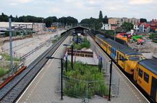 816721 Gezicht op het N.S.-station Bilthoven te Bilthoven (gemeente De Bilt), vanaf de nieuwe voetgangersbrug, met de ...